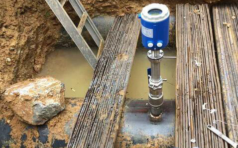 插入式污水流量計(jì)現(xiàn)場安裝使用圖